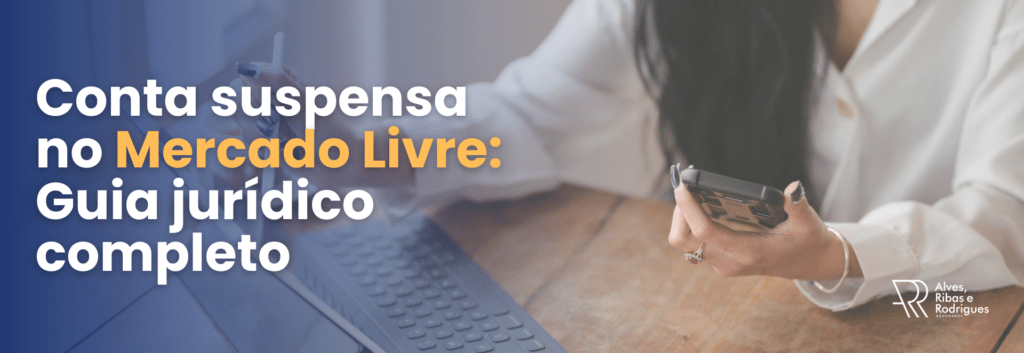 Mulher operando um notebook com um cartão de crédito na mão esquerda.