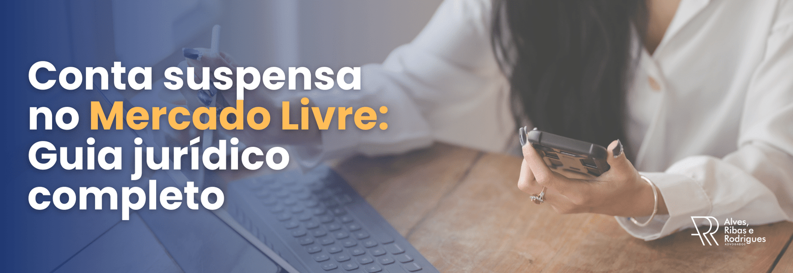 Mulher operando um notebook com um cartão de crédito na mão esquerda.
